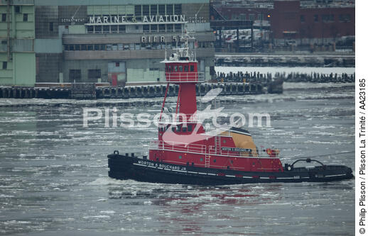 Hudson river Tug trafic - © Philip Plisson / Plisson La Trinité / AA23185 - Photo Galleries - Ice
