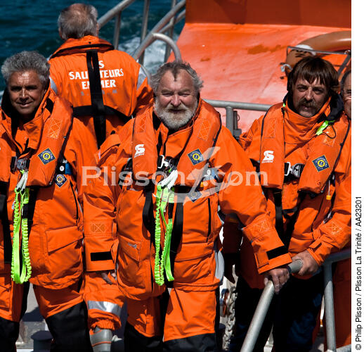 Lifeboat crew members from Loguivy - © Philip Plisson / Plisson La Trinité / AA23201 - Photo Galleries - Lifeboat society