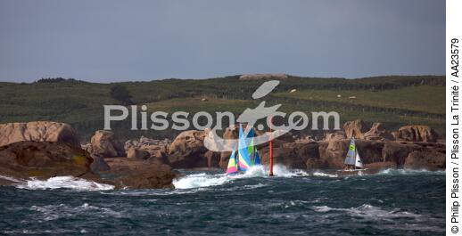 Dinghy in front of Trégastel. - © Philip Plisson / Plisson La Trinité / AA23579 - Photo Galleries - Dinghy or small boat with centre-board