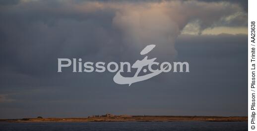 Triélen island - © Philip Plisson / Plisson La Trinité / AA23638 - Photo Galleries - Ruin