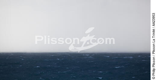 Le phare de Tevennec - © Philip Plisson / Plisson La Trinité / AA23953 - Nos reportages photos - Tempête