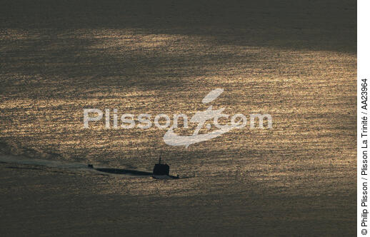 Sous-marin devant Toulon. - © Philip Plisson / Plisson La Trinité / AA23964 - Nos reportages photos - Marine nationale