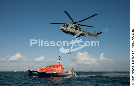 Rescue exercise in Bay of Quiberon. - © Philip Plisson / Plisson La Trinité / AA23987 - Photo Galleries - Air transport
