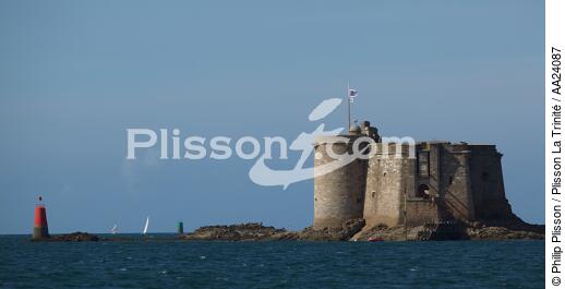 Le château du Taureau dans la baie de Morlaix. - © Philip Plisson / Plisson La Trinité / AA24087 - Nos reportages photos - Château