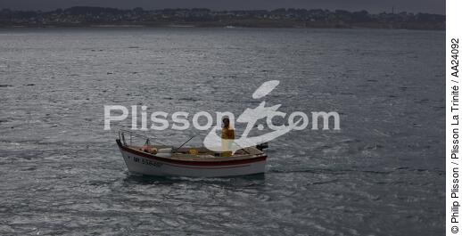 Pêche devant le Cross Corsen. - © Philip Plisson / Plisson La Trinité / AA24092 - Nos reportages photos - Barque
