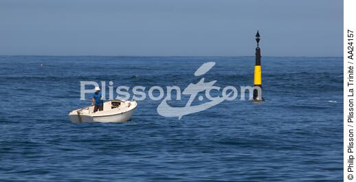 In front of Portsall. - © Philip Plisson / Plisson La Trinité / AA24157 - Photo Galleries - Cardinal system
