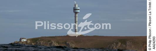La pointe de Bac'haol et la tout radar du Stiff à Ouessant - © Philip Plisson / Plisson La Trinité / AA24293 - Nos reportages photos - Ile [29]