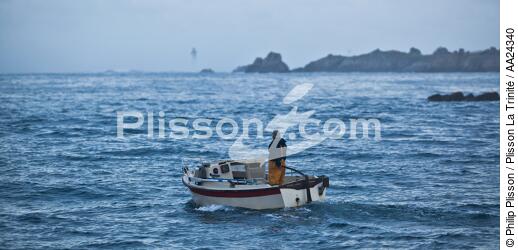 Petite pêche sur Ouessant - © Philip Plisson / Plisson La Trinité / AA24340 - Nos reportages photos - Pêcheur