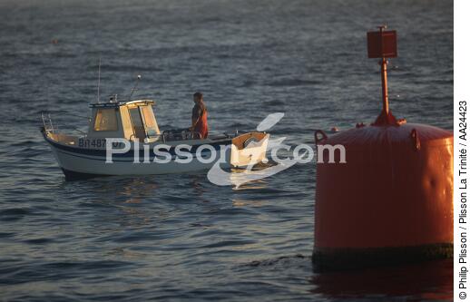 Sur l'Aber Wrac'h. - © Philip Plisson / Plisson La Trinité / AA24423 - Nos reportages photos - Pêcheur