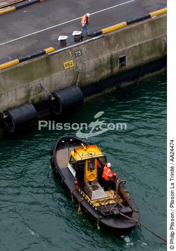 Remorqueur dans le port de Rotterdam - © Philip Plisson / Plisson La Trinité / AA24474 - Nos reportages photos - Remorquage