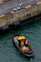 Tug in the port of Rotterdam © Philip Plisson / Plisson La Trinité / AA24474 - Photo Galleries - Towing