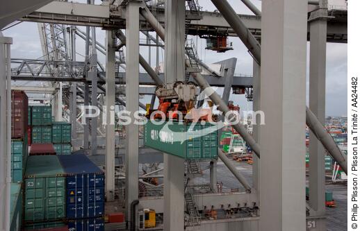 Sur le port de Rotterdam - © Philip Plisson / Plisson La Trinité / AA24482 - Nos reportages photos - Le CMA CGM Marco Polo