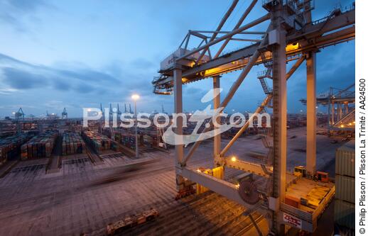 Sur le port de Rotterdam - © Philip Plisson / Plisson La Trinité / AA24500 - Nos reportages photos - Crépuscule
