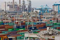 In the port of Rotterdam © Philip Plisson / Plisson La Trinité / AA24504 - Photo Galleries - Containers
