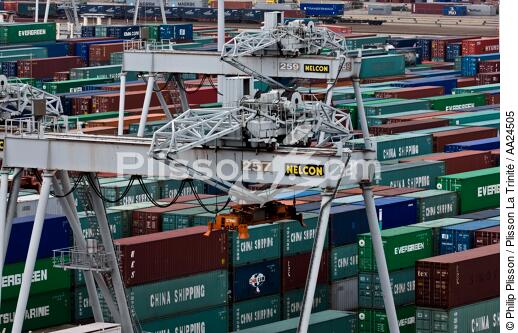 Sur le port de Rotterdam - © Philip Plisson / Plisson La Trinité / AA24505 - Nos reportages photos - Porte-conteneurs