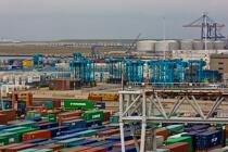 Sur le port de Rotterdam © Philip Plisson / Plisson La Trinité / AA24512 - Nos reportages photos - Porte-conteneurs, la démesure