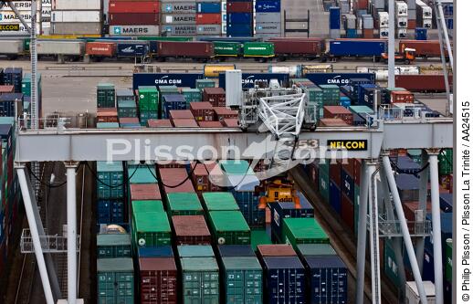 In the port of Rotterdam - © Philip Plisson / Plisson La Trinité / AA24515 - Photo Galleries - CMA CGM Marco Polo