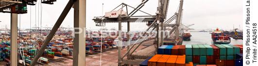 Sur le port de Rotterdam - © Philip Plisson / Plisson La Trinité / AA24518 - Nos reportages photos - Porte-conteneurs