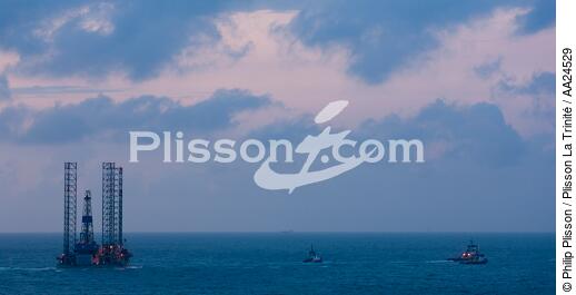 Towing an oil rig in North Sea - © Philip Plisson / Plisson La Trinité / AA24529 - Photo Galleries - Oil industry