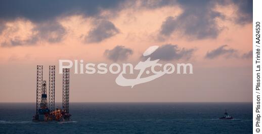 Towing an oil rig in North Sea - © Philip Plisson / Plisson La Trinité / AA24530 - Photo Galleries - Oil industry