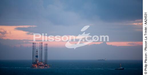 Remorquage d'une plateforme pétrolière en Mer du Nord - © Philip Plisson / Plisson La Trinité / AA24531 - Nos reportages photos - Océan