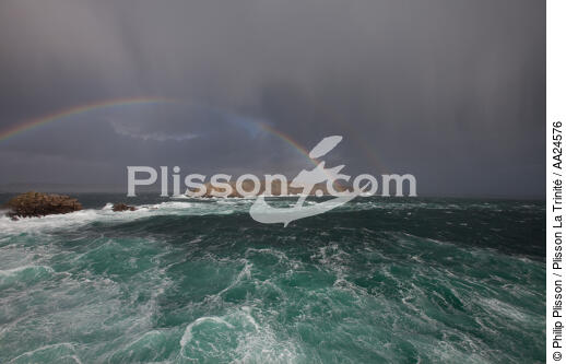 La Pointe du Raz et le Raz de Sein - © Philip Plisson / Plisson La Trinité / AA24576 - Photo Galleries - Rainbow