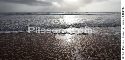 La plage d'Erdeven. - © Philip Plisson / Plisson La Trinité / AA24592 - Nos reportages photos - Contre-jour
