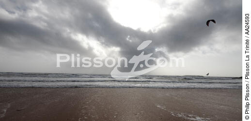 La plage d'Erdeven. - © Philip Plisson / Plisson La Trinité / AA24593 - Nos reportages photos - Sport nautique