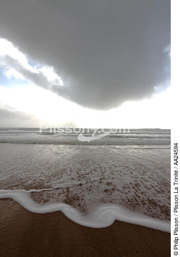 The range Erdeven. - © Philip Plisson / Plisson La Trinité / AA24594 - Photo Galleries - Sky