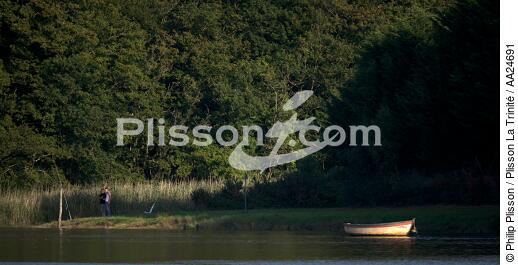 Sur les bords de l'Aulne. - © Philip Plisson / Plisson La Trinité / AA24691 - Nos reportages photos - Rivière