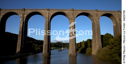 The viaduct of Port Launay on Aulne river. - © Philip Plisson / Plisson La Trinité / AA24708 - Photo Galleries - France