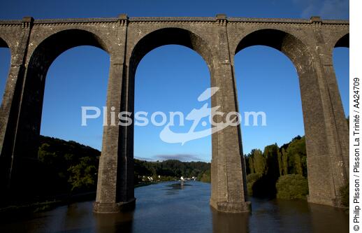 The viaduct of Port Launay on Aulne river. - © Philip Plisson / Plisson La Trinité / AA24709 - Photo Galleries - Port-Launay