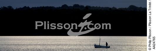 fishing boat in the Bay of Concarneau. - © Philip Plisson / Plisson La Trinité / AA24765 - Photo Galleries - Light