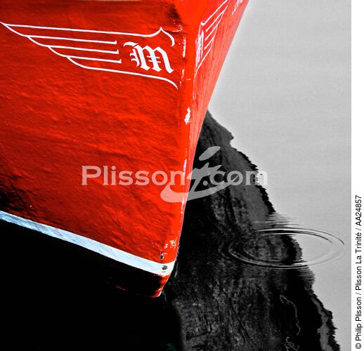 Red stem. - © Philip Plisson / Plisson La Trinité / AA24857 - Photo Galleries - Bow