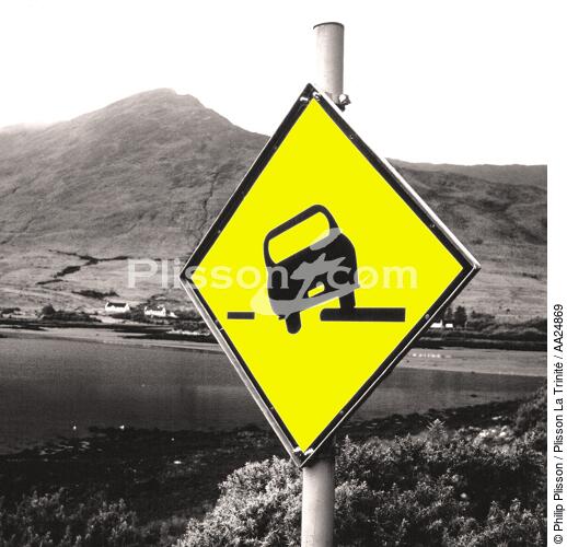 Road sign - © Philip Plisson / Plisson La Trinité / AA24869 - Photo Galleries - Ireland