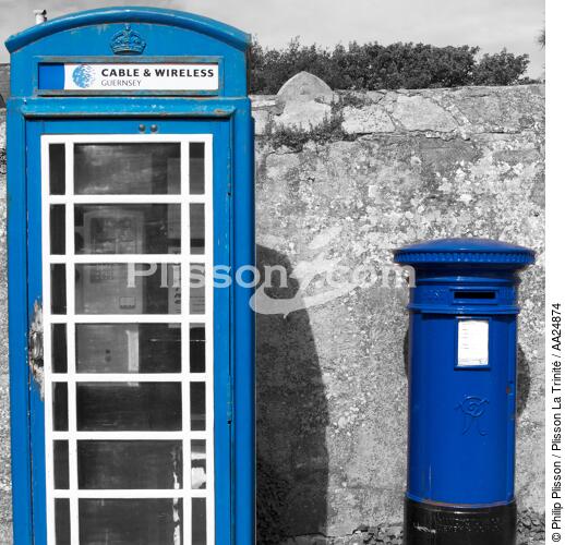 Alderney. - © Philip Plisson / Plisson La Trinité / AA24874 - Photo Galleries - Phone box