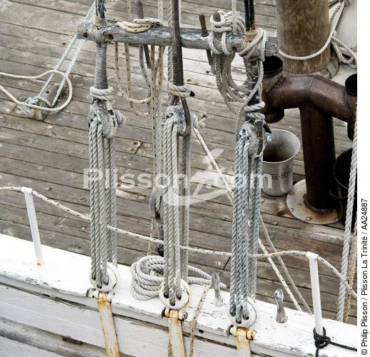 On the deck. - © Philip Plisson / Plisson La Trinité / AA24887 - Photo Galleries - Deck [of boat]