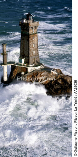 Le phare de la Vieille dans le Raz de Sein. - © Guillaume Plisson / Plisson La Trinité / AA25036 - Nos reportages photos - Phare [29]