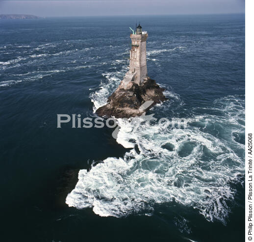 Le phare de la Vieille dans le Raz de Sein. - © Philip Plisson / Plisson La Trinité / AA25068 - Nos reportages photos - Site [29]
