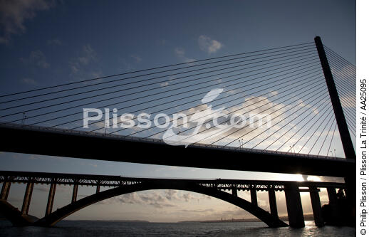 En remontant l'Elorn. - © Philip Plisson / Plisson La Trinité / AA25095 - Nos reportages photos - Pont