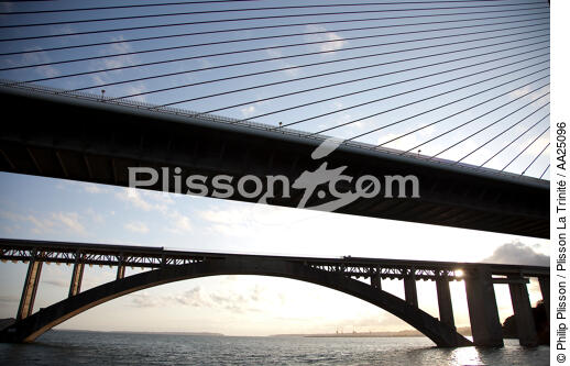 En remontant l'Elorn. - © Philip Plisson / Plisson La Trinité / AA25096 - Nos reportages photos - Pont