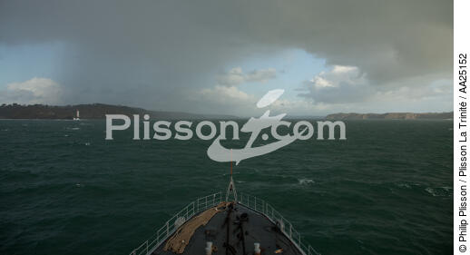 En passant le Goulet de Brest. - © Philip Plisson / Plisson La Trinité / AA25152 - Nos reportages photos - Marine nationale