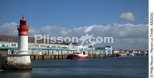 Le Guilvinec. - © Philip Plisson / Plisson La Trinité / AA25242 - Nos reportages photos - Feu de port