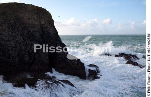 Les aiguilles de Port-Coton - © Philip Plisson / Plisson La Trinité / AA25301 - Nos reportages photos - Mer agitée