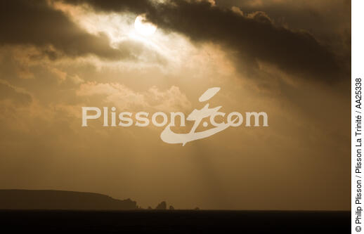 La pointe du Raz - © Philip Plisson / Plisson La Trinité / AA25338 - Nos reportages photos - Contre-jour