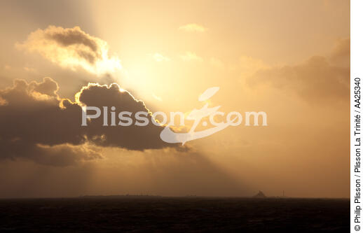 Tevenec lighthouse and Sein island - © Philip Plisson / Plisson La Trinité / AA25340 - Photo Galleries - Lighthouse [29]