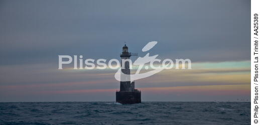 Le phare d'Ar Men dans la Chaussée de Sein. - © Philip Plisson / Plisson La Trinité / AA25389 - Nos reportages photos - De Brest à Loctudy
