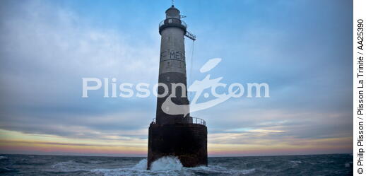 Le phare d'Ar Men dans la Chaussée de Sein. - © Philip Plisson / Plisson La Trinité / AA25390 - Nos reportages photos - Site [29]