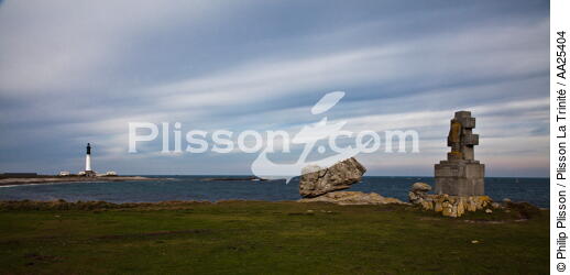 Sur l'île de Sein. - © Philip Plisson / Plisson La Trinité / AA25404 - Nos reportages photos - Monument aux morts