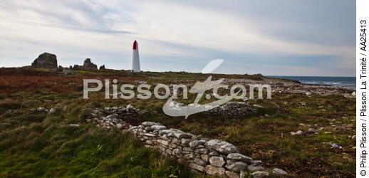 Sein island. - © Philip Plisson / Plisson La Trinité / AA25413 - Photo Galleries - Buoys and beacons